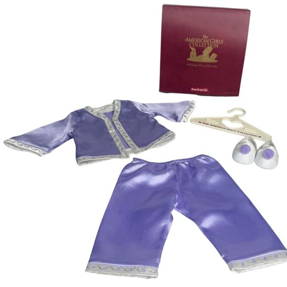 American Girl Doll Nellie Pajamas PomPom Slippers Hanger Purple Top Pant Pjs Box - Picture 3 of 9